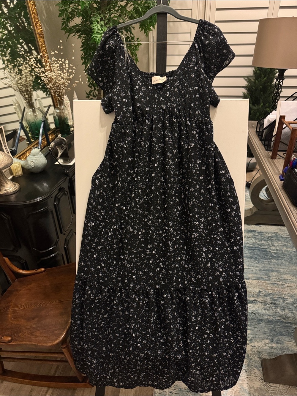 Universal Thread Black Floral Puff-Sleeve Midi Dress for women